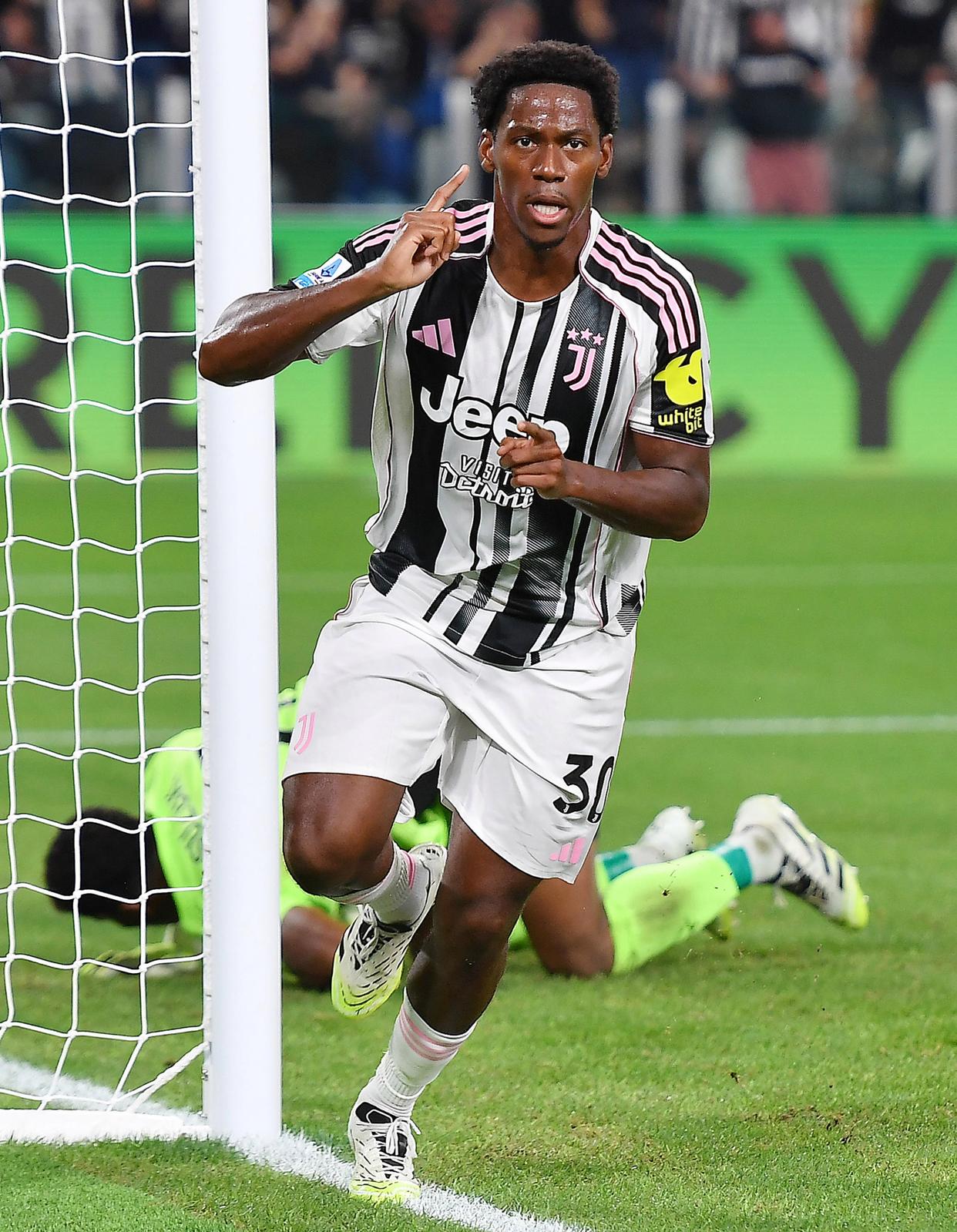 包含尤文图斯迎荷甲关键赛；加时末段单刀错失；话题不断；控场能力受关注的词条